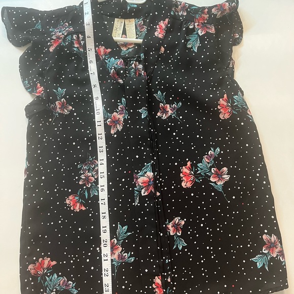 Size Small Ruffle sleeve blouse with dainty pattern - Picture 4 of 5